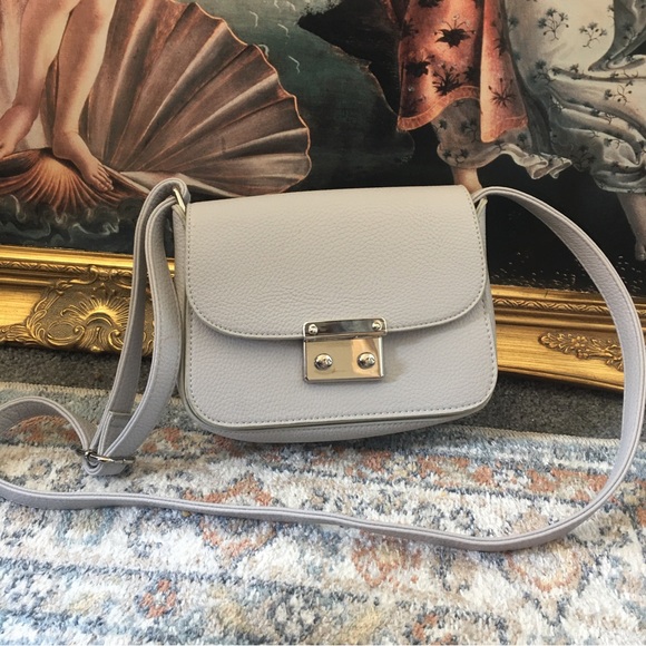 🩶 Lovely gently used grey & silver pebbled leather adjustable crossbody purse - Picture 2 of 16